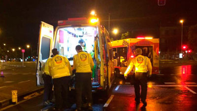 Un motorista, en estado muy grave al perder control en la calle Embajadores