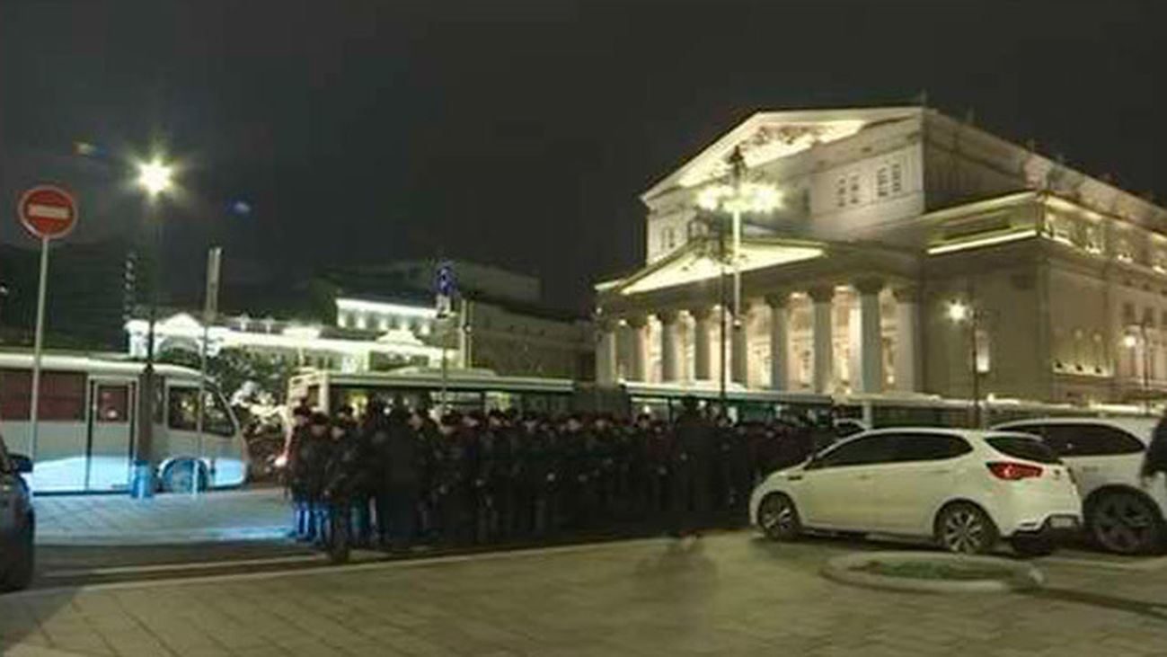 Miles de evacuados de centros comerciales, hoteles, cines y teatros en Moscú