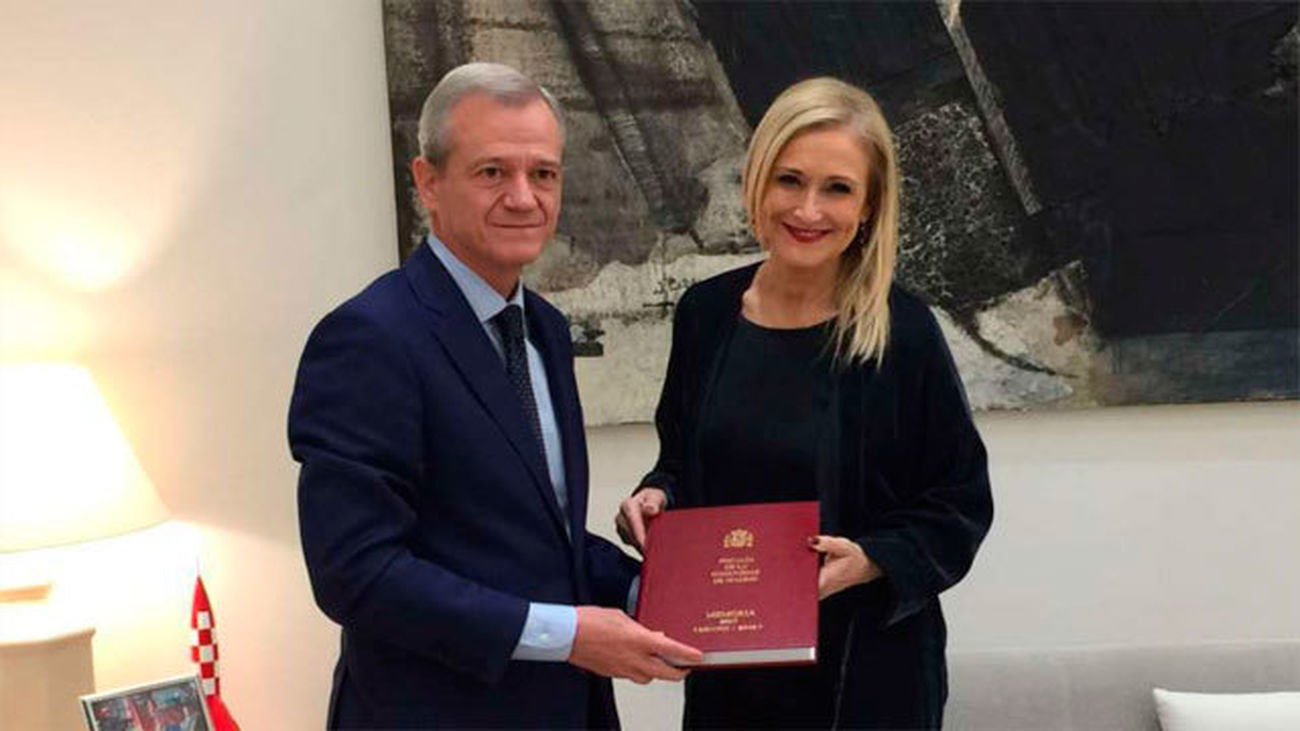 El fiscal superior de Madrid, Jesús Caballero Klink con la presidenta regional, Cristina Cifuentes