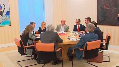 Cifuentes impulsa el diálogo social para mejorar el empleo y la educación