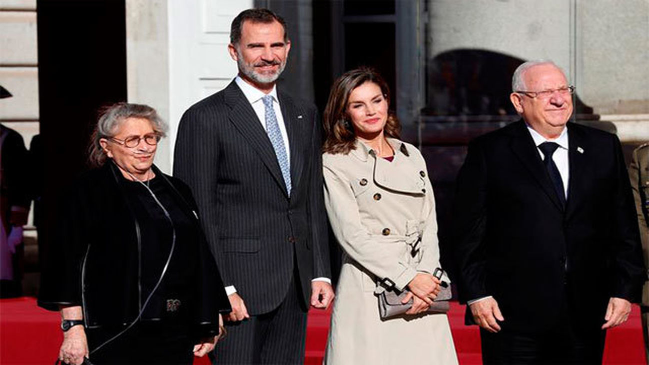 Los Reyes reciben al presidente israelí y su esposa  en el Palacio Real