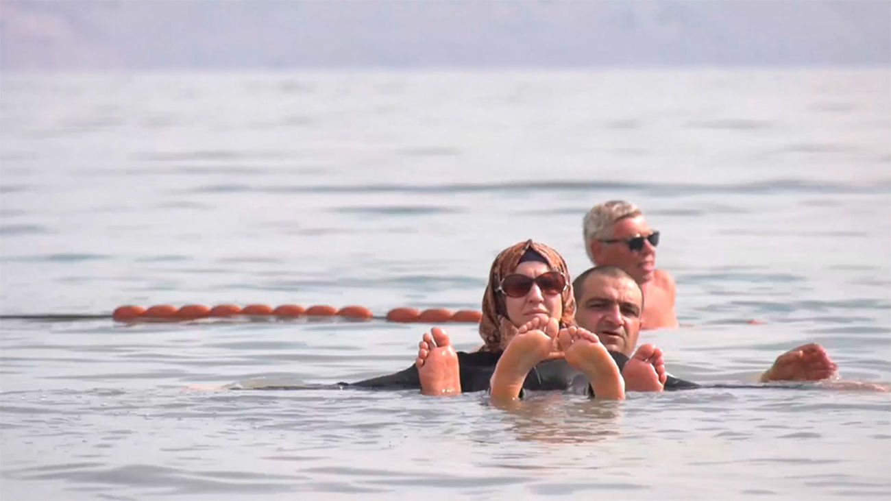 Un baño relajante y curativo en el Mar Muerto