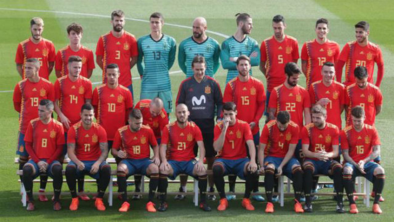 La selección posa con la polémica camiseta que utilizará en el Mundial