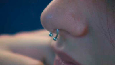 Los riesgos de tatuajes y piercings