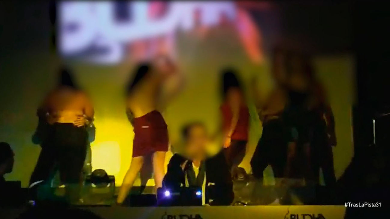 Sexismo, semidesnudos por una copa