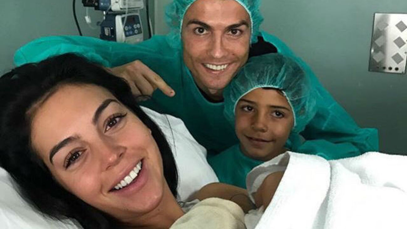 Cristiano Ronaldo con sus hijo y su pareja