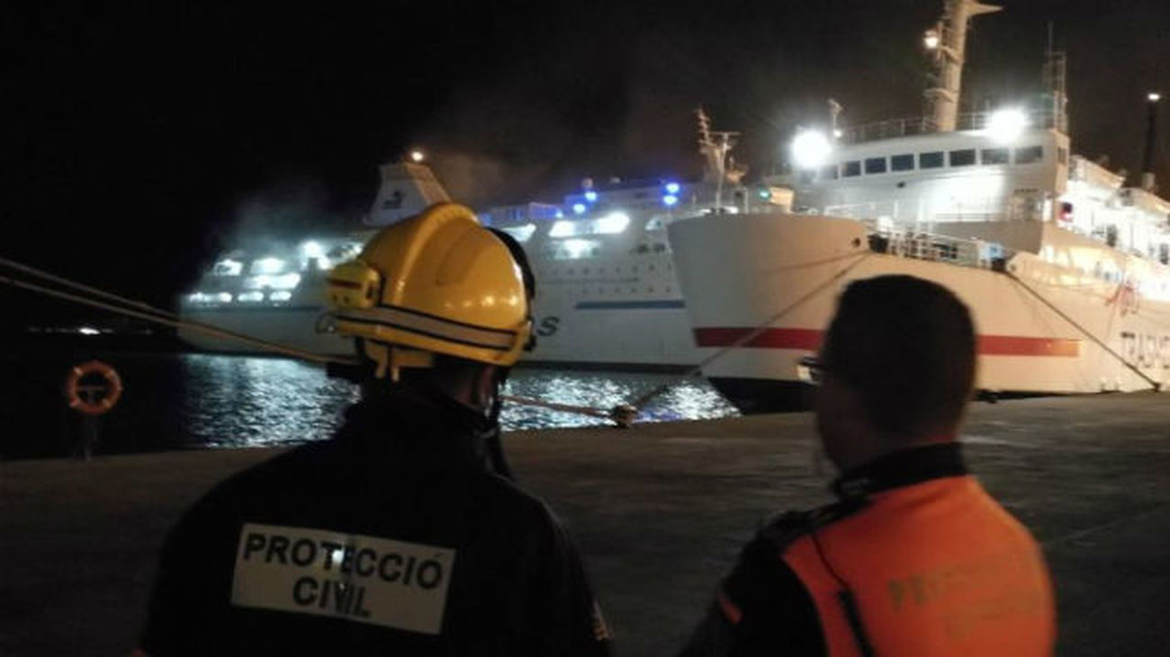 Un ferry se desvía y atraca en el puerto de Alcudia tras declararse un incendio en la bodega