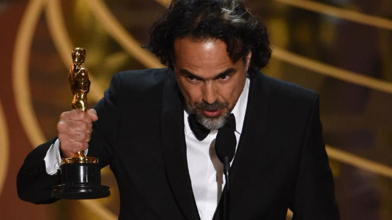 Un "emocionado" Iñárritu recibe el Óscar especial por "Carne y arena"