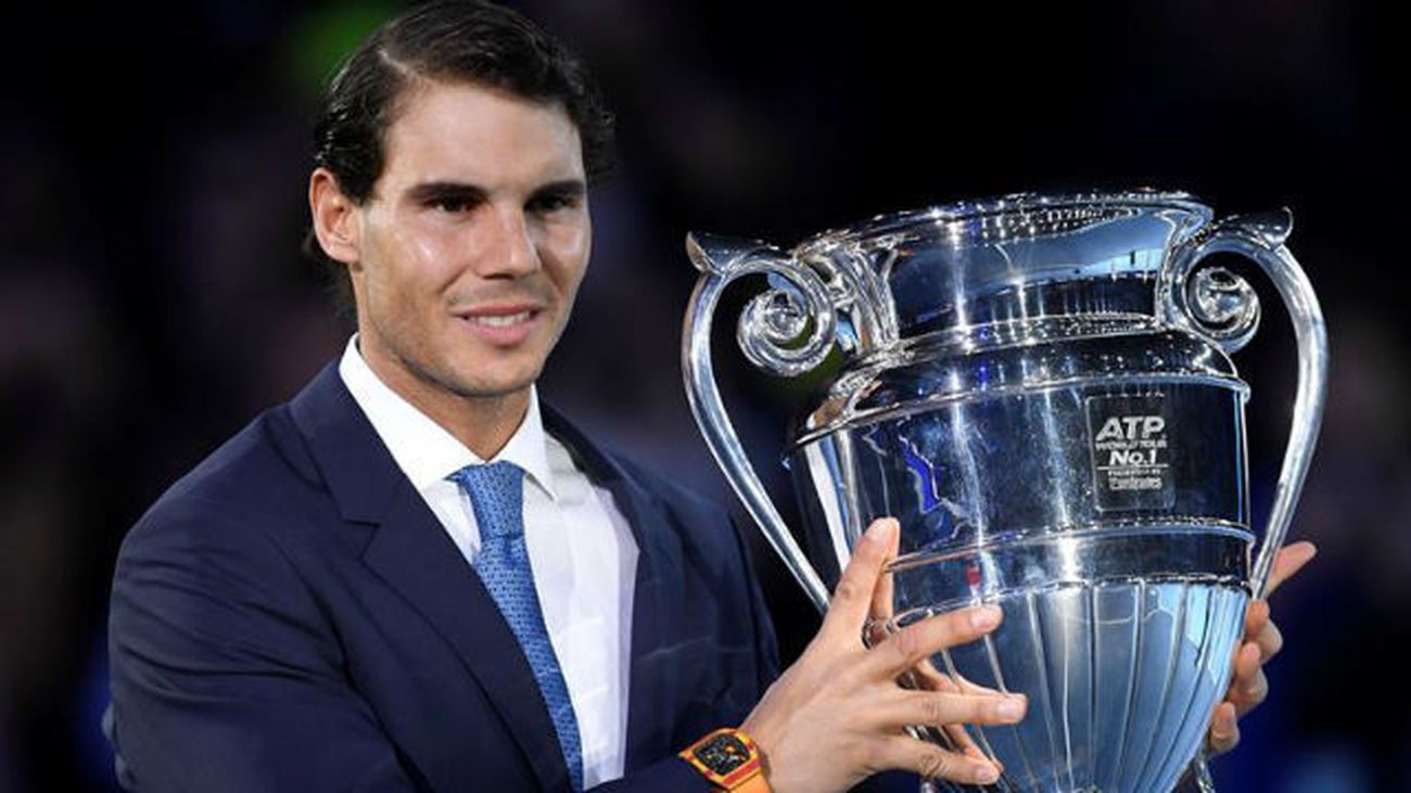 Nadal recibe el trofeo de número uno