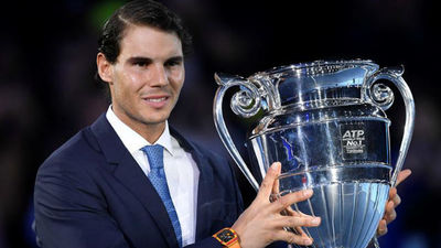 Nadal recibe el trofeo de número uno