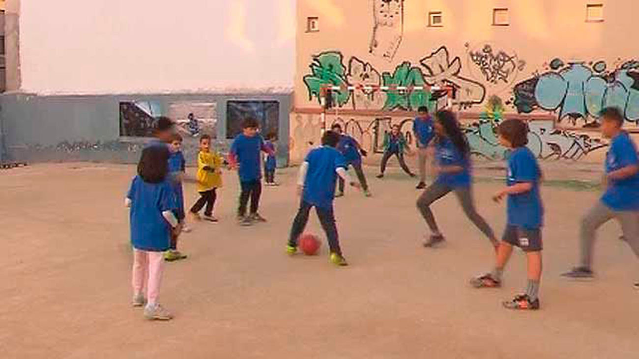 Entrenadores del Atlético impulsan el fútbol social con los Dragones de Lavapiés