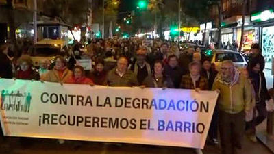 Vecinos de Puente de Vallecas protestan contra los narcopisos y la degradación del distrito