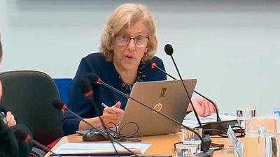 Carmena avanza hacia 2019 con golpes de mano ante las crisis internas