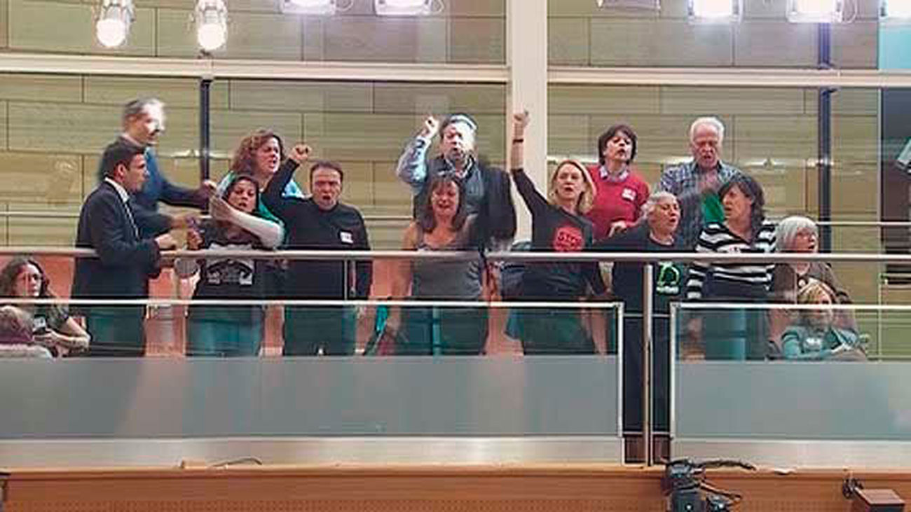 Podemos sancionado en la Asamblea sin poder llevar invitados a tres plenos