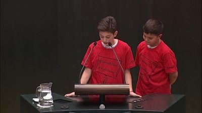 Los niños madrileños piden en el Pleno de Cibeles aseos  públicos, bolsas para las cacas caninas y fuentes en parques