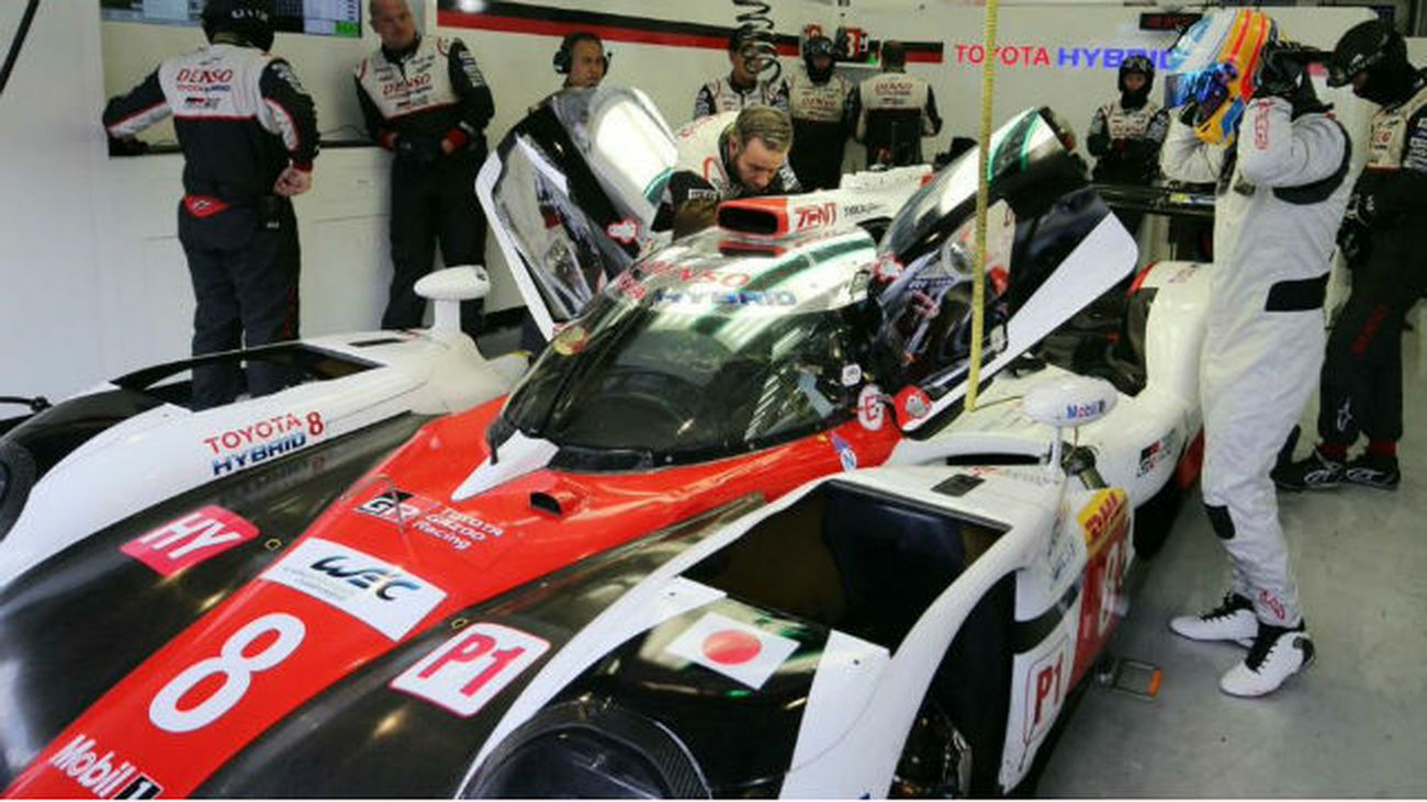 Alonso prueba el Toyota TS050 de las 24 Horas de Le Mans