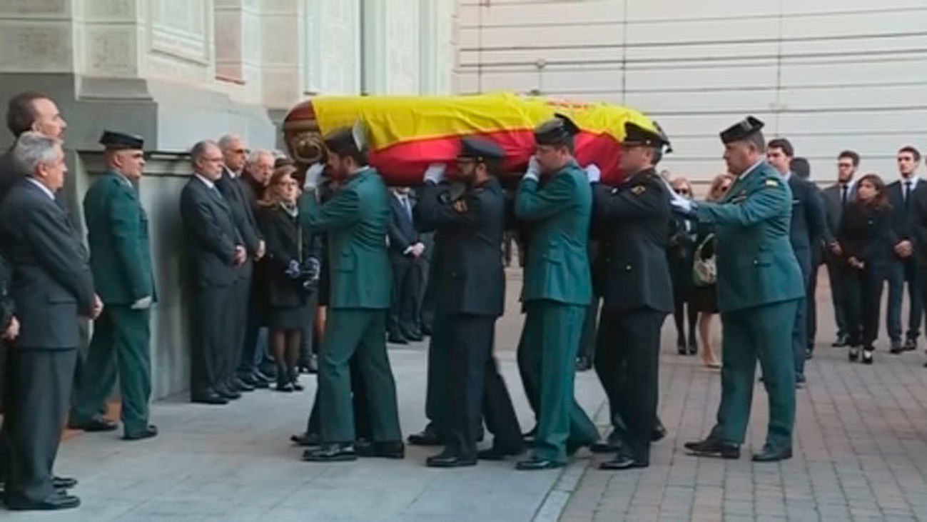 El Rey, el Gobierno y la cúpula judicial y fiscal dan el último adiós a Maza