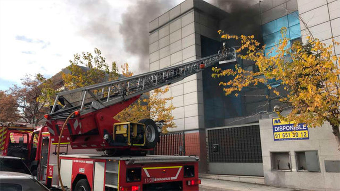 Controlado el incendio de un edificio desocupado en un polígono de San Sebastián de los Reyes