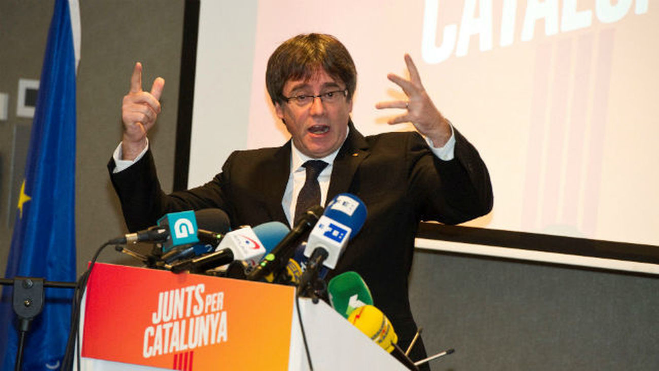 Puigdemont defiende la escuela: "Lo que  no venció el franquismo no lo vencerá el 155"