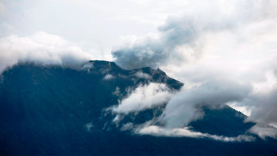 El volcán Agung, en Bali, sigue "muy activo" y la lava llena parte del cráter