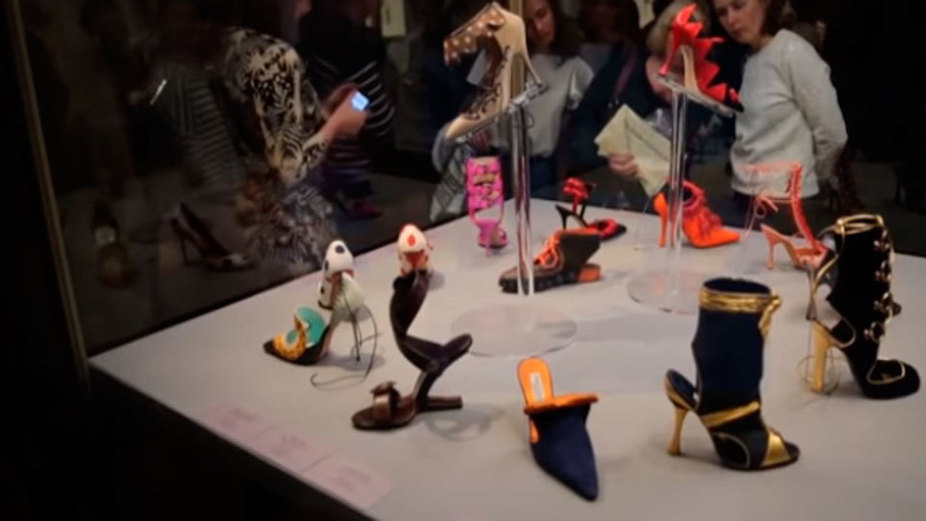 El diseñador Manolo Blahnik presenta una exposición sobre su obra en Madrid