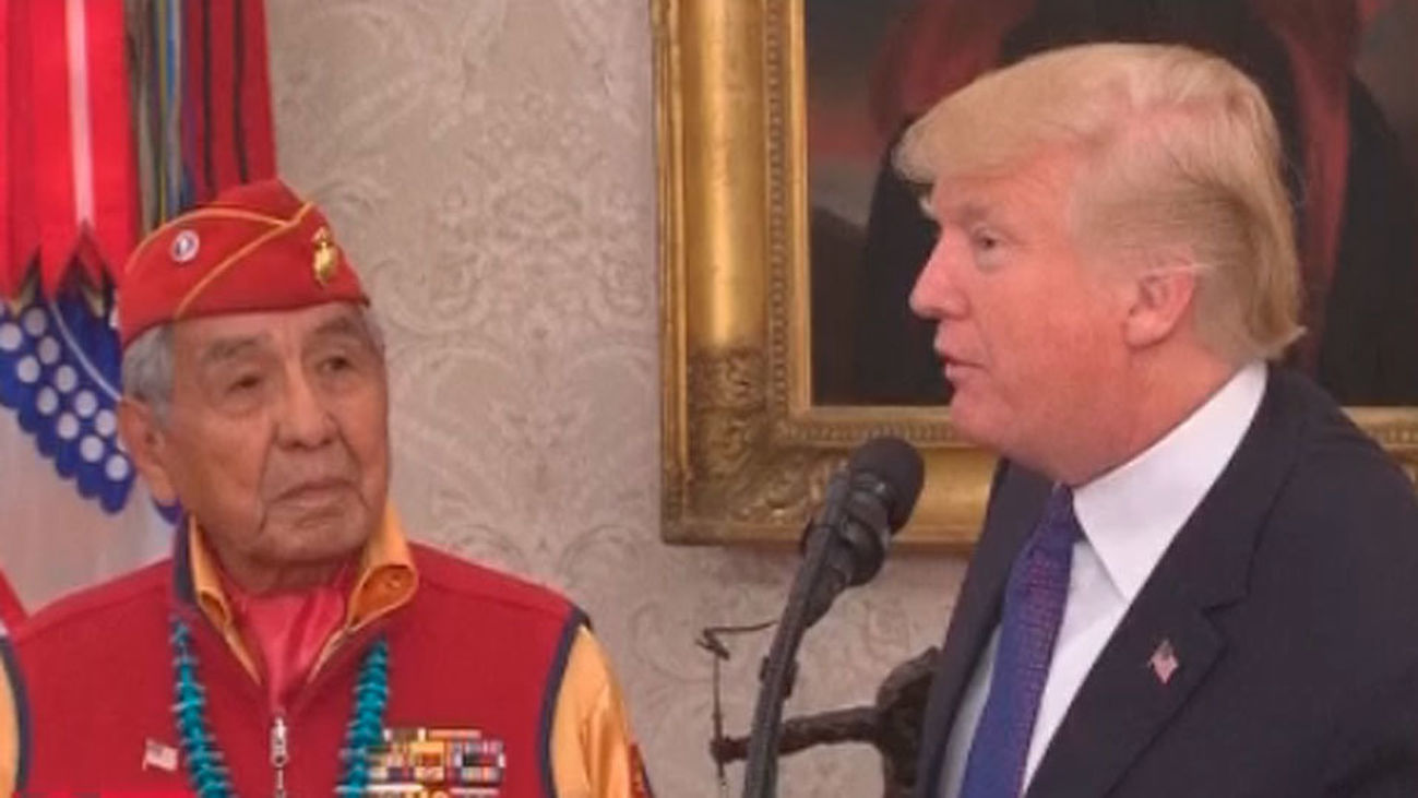 Trump llama otra vez "pocahontas" a la senadora demócrata Elisabeth Warren