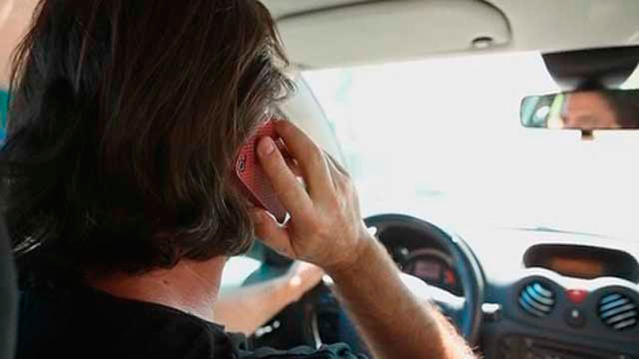 Tráfico quiere endurecer las sanciones por reincidencia en el uso del móvil al volante