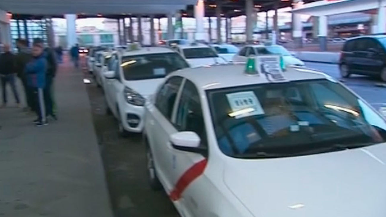 Madrid se queda sin taxis por la huelga contra las licencias de Uber o Cabify