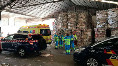 Un trabajador de 51 años muere al ser atropellado por una cargadora en una planta de reciclaje
