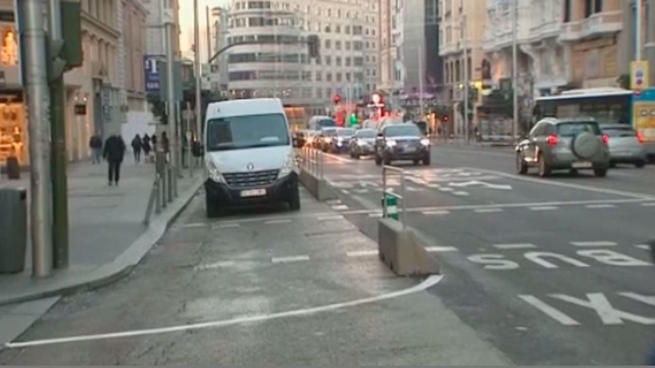 Un gran tramo de vallas de hormigón ya limita la circulación en la Gran Vía