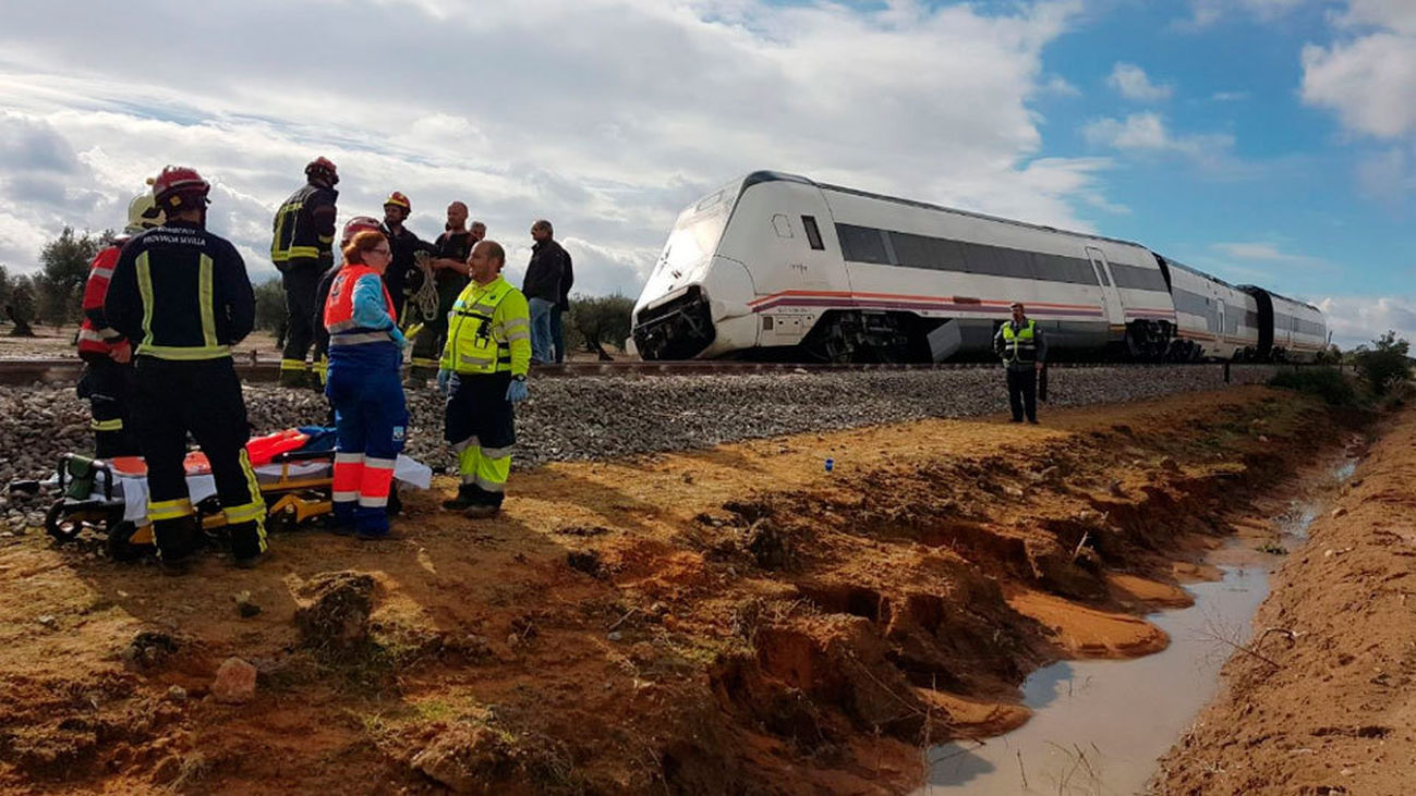 Siete heridos, tres graves, al descarrilar un tren en Sevilla por la lluvia
