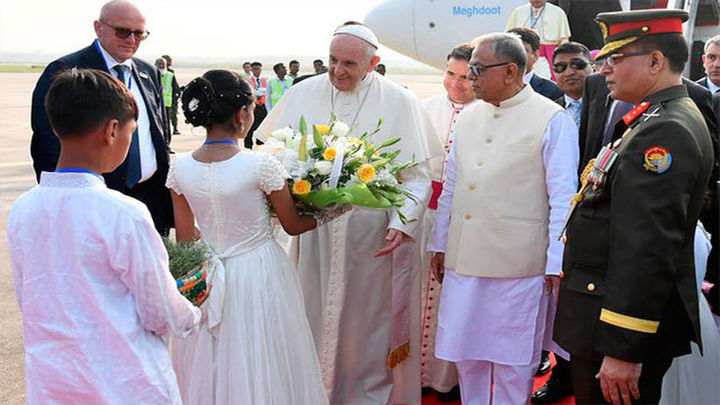 El papa Francisco llega a Bangladesh