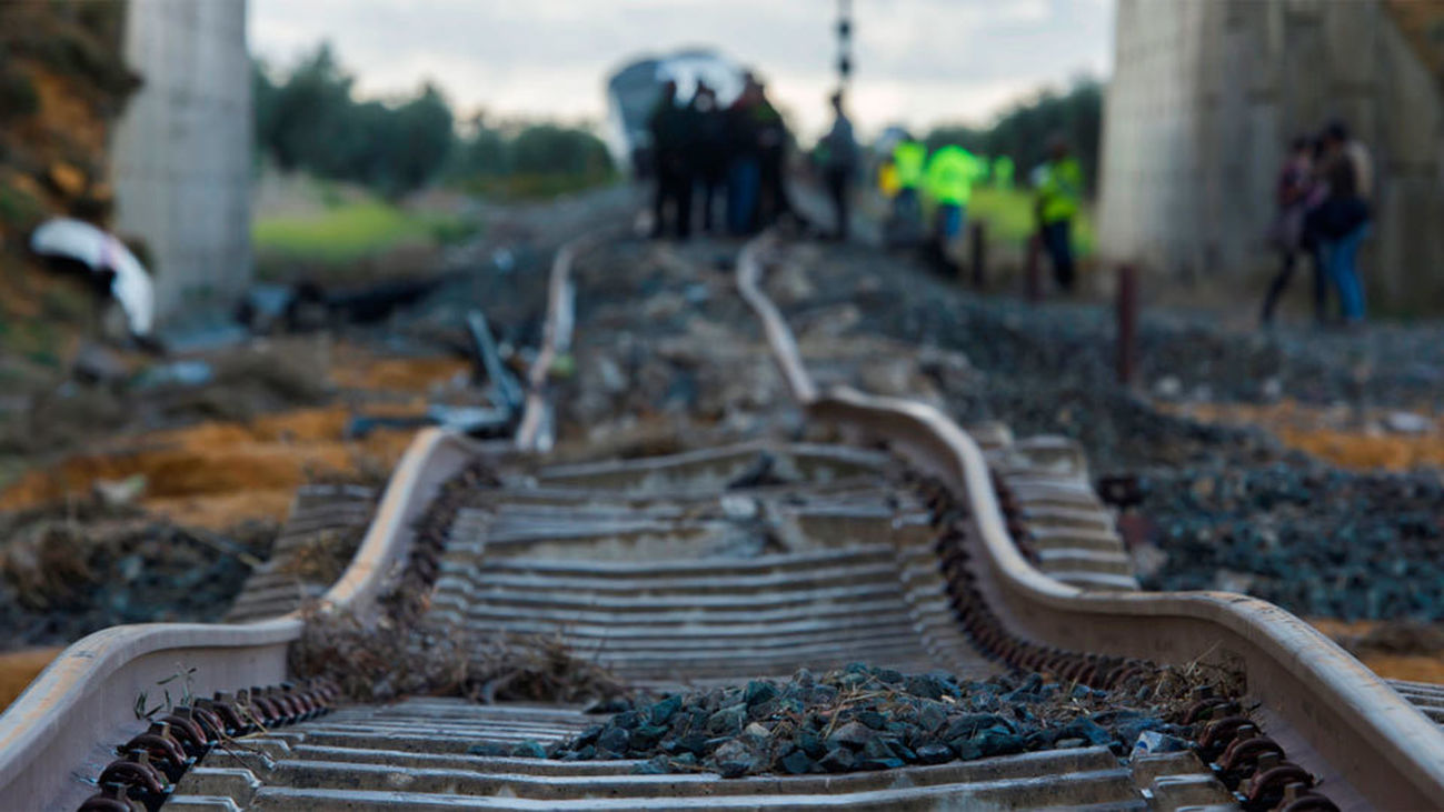 ADIF comienza a arreglar la vía afectada por el accidente de tren en Arahal