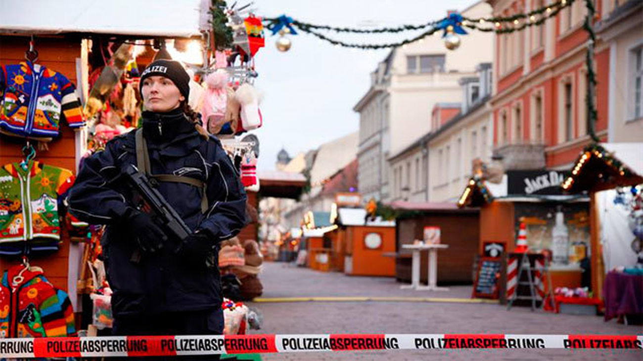 La Policía monta guardia en el mercado navideño de Postdam, vacío tras ser evacuado