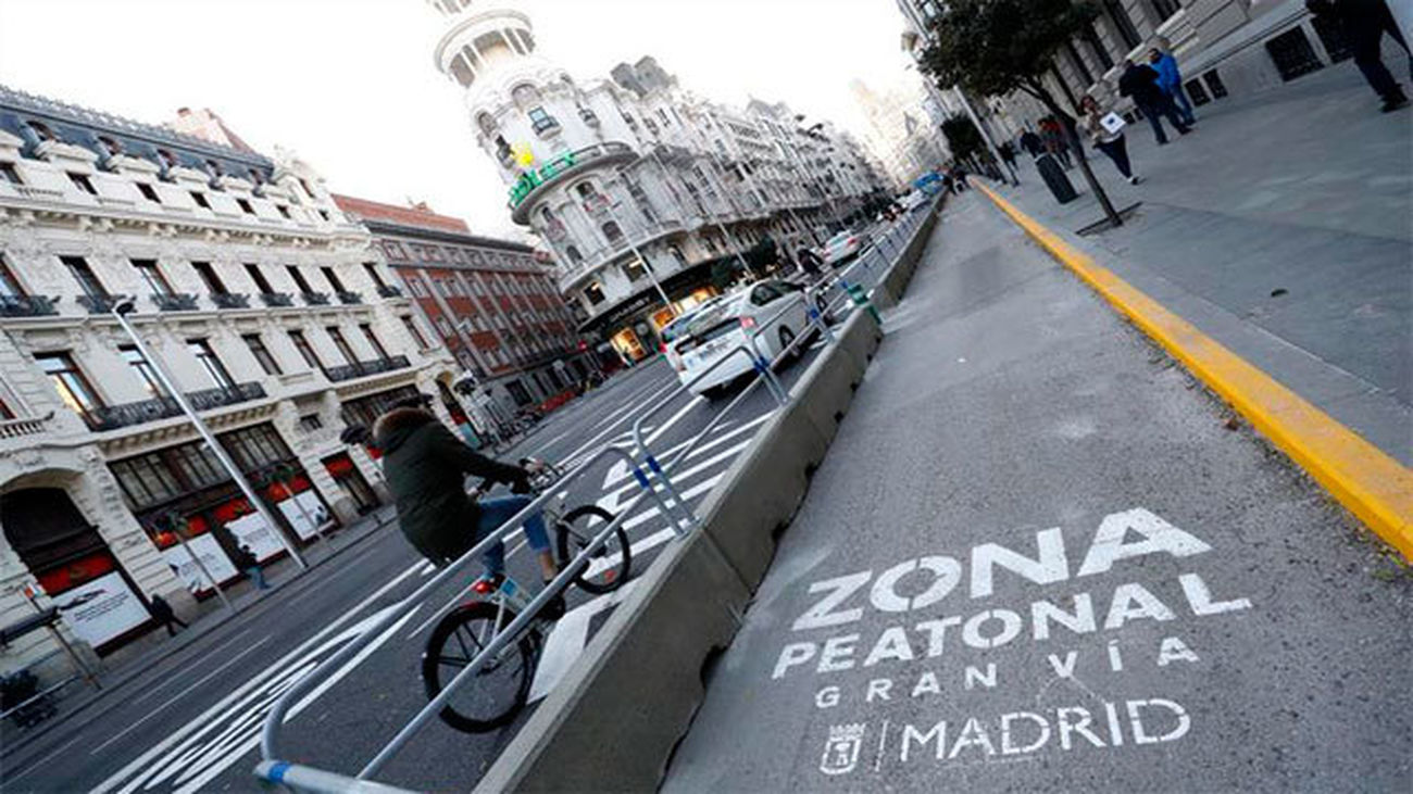 Vista de la zona peatonal en la Gran Vía de Madrid