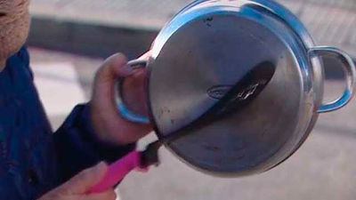 Caceroladas en distintos centros educativos contra el retraso en sus obras