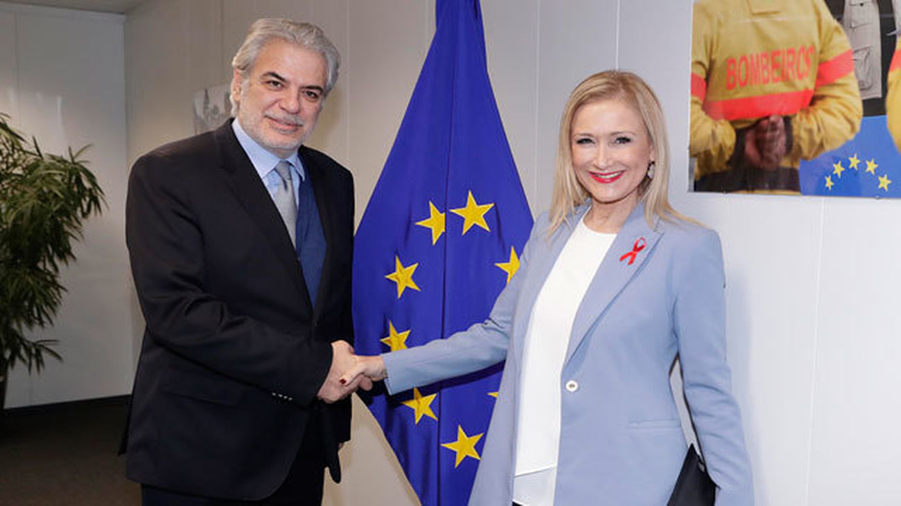 Cifuentes se reúne con el comisario europeo de Ayuda Humanitaria y Gestión de Crisis