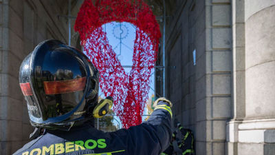 Cogam recuerda a las víctimas del Sida con velas en la Puerta de Alcalá