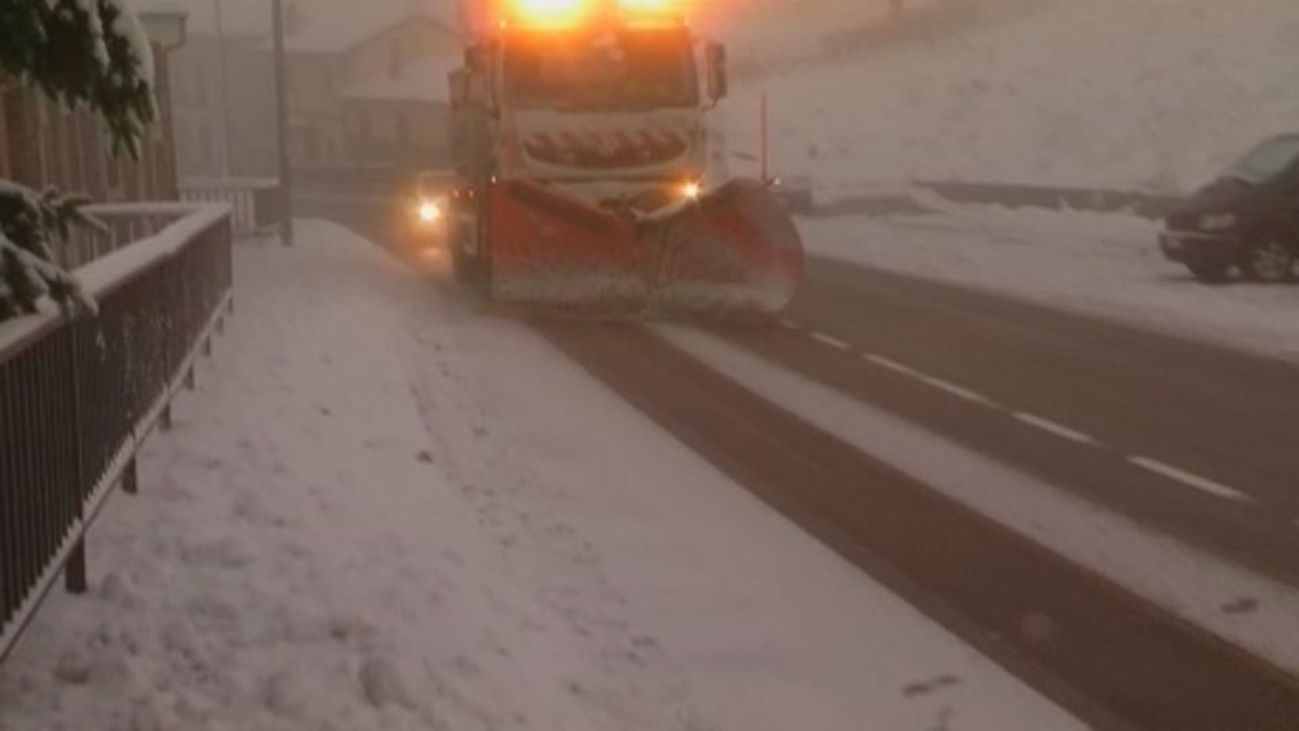 Se necesitan cadenas en la AP-1, en Burgos, y hay seis tramos cerrados en Castilla y León