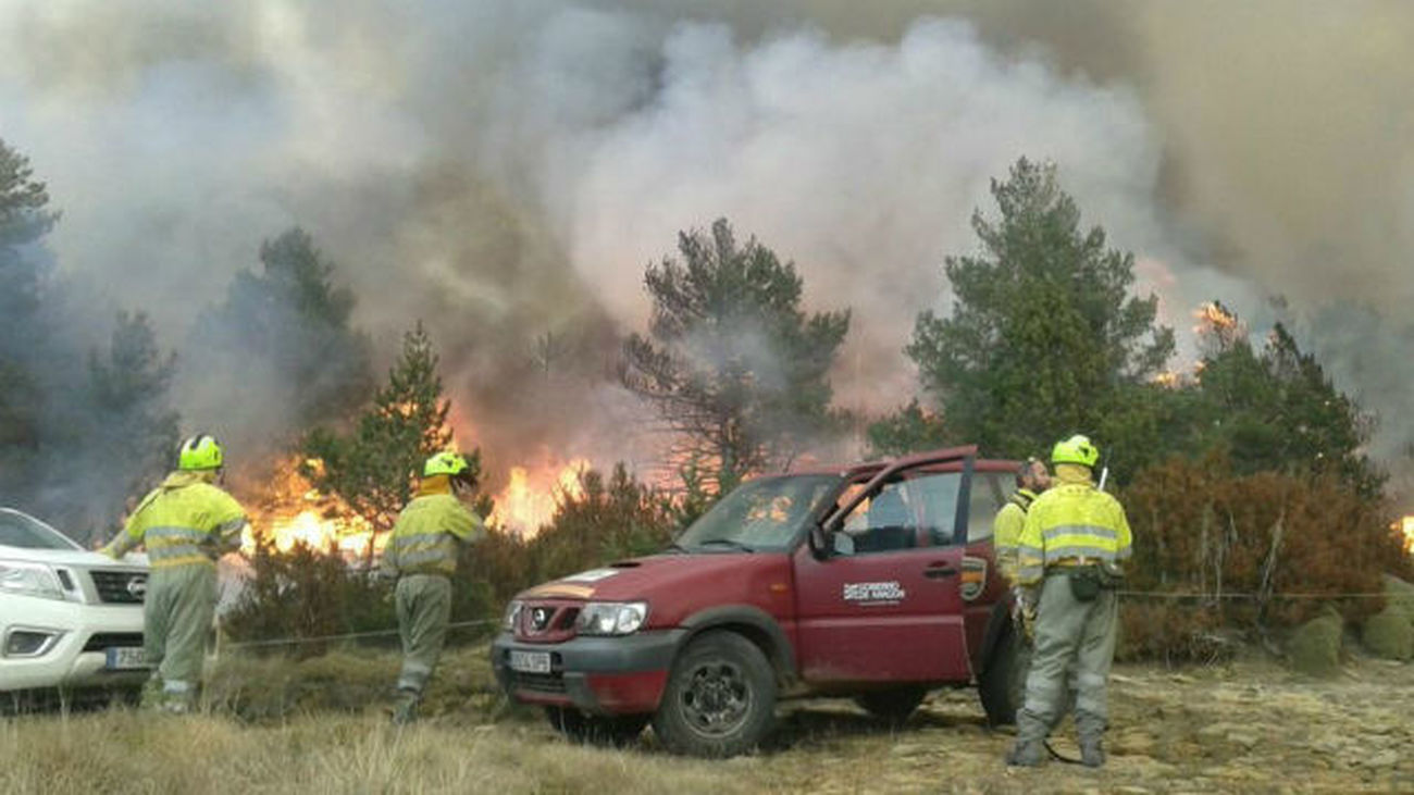 Continúa activo el incendio declarado este domingo en Torre la Ribera (Huesca) tras arder más de 50 hectáreas