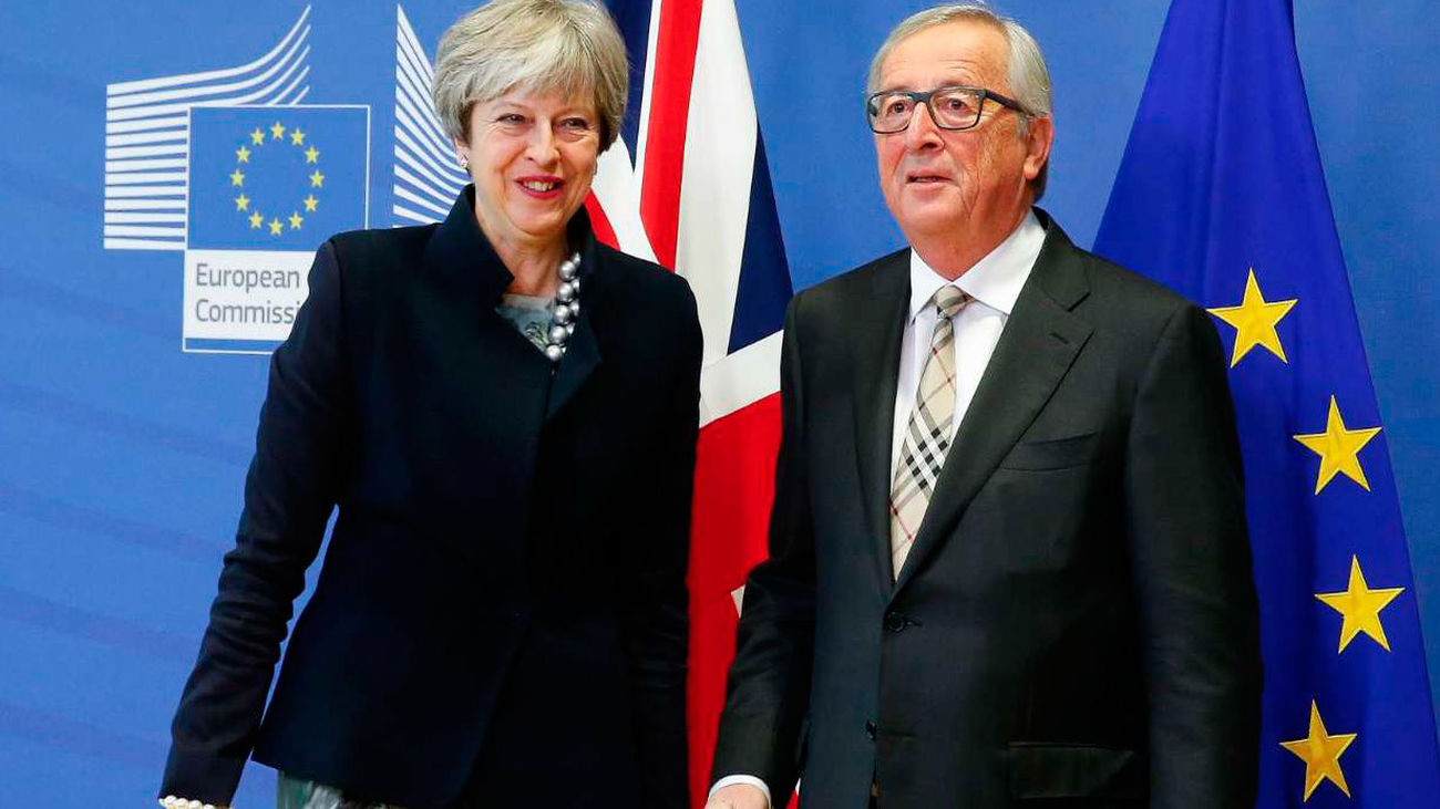 El presidente de la Comisión Europea, Jean-Claude Juncker, recibe a la primera ministra británica, Theresa May