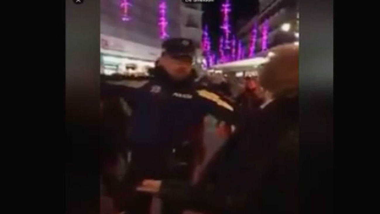 Impiden pasar a una señora con muletas por la restricción peatonal