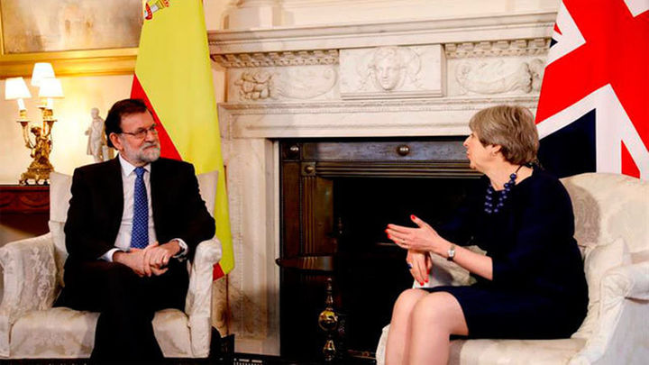 May certifica el apoyo a Rajoy en Cataluña y ambos esperan avances del 'brexit'