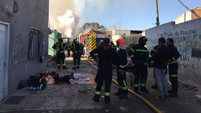 Un incendio en la Cañada Real obliga a desalojar a 20 familias