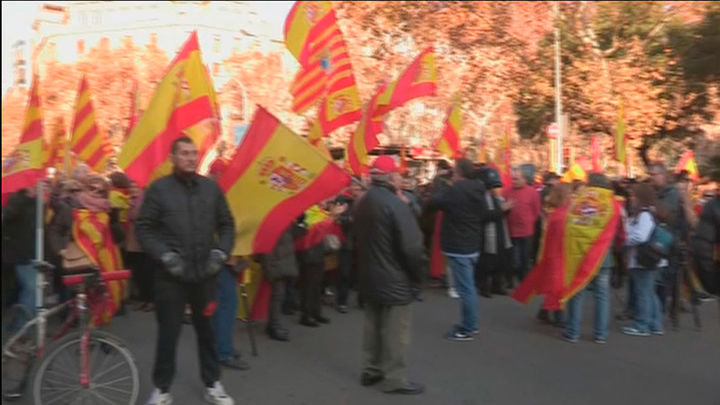 Miles de personas se manifiestan en Barcelona en defensa de la Constitución