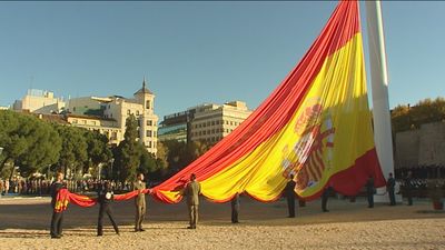 Pastor y García-Escudero presiden el izado de la bandera en la plaza de Colón