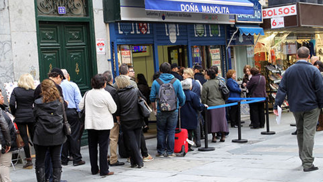 Todo para conseguir un décimo de Doña Manolita