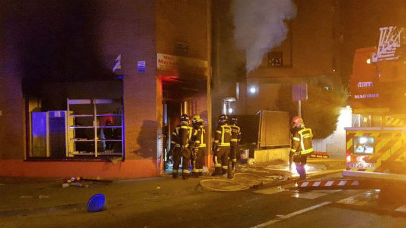 Investigan la explosión en una tienda de Madrid tras las amenazas de unos encapuchados