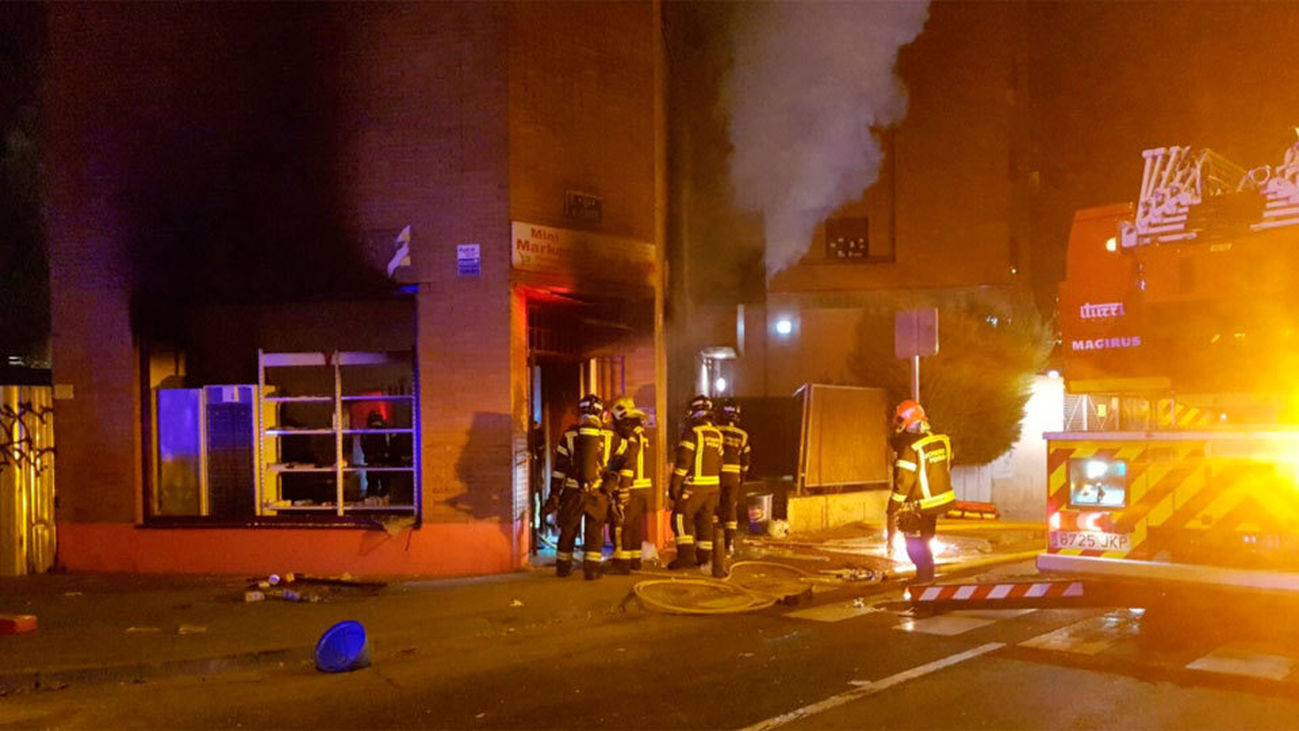 Desalojan a los vecinos tras una explosión en un local comercial de Arganzuela