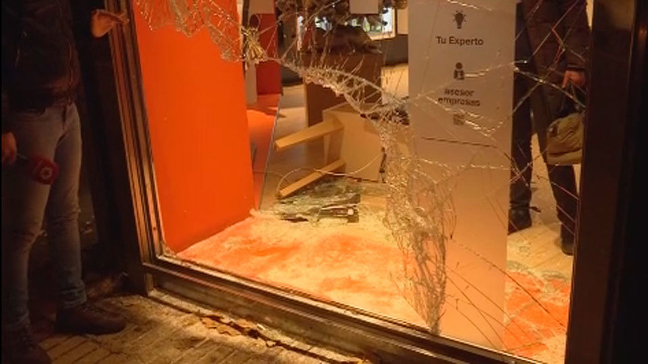 Roban a mazazos una tienda de móviles en la calle Alcalá